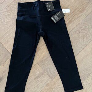 GAP GapFit Eclipse High Rise Athletic Capri Size M, New with Tags
